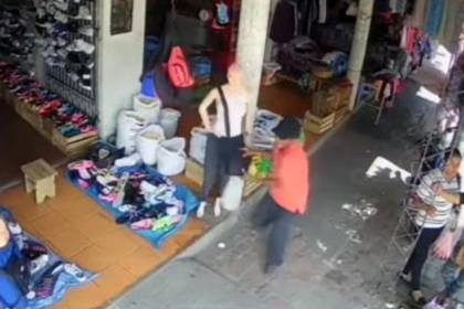 Video: un delincuente confundido ‘robó’ el bolso a un maniquí en Warnes