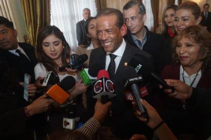 Tras jurar como embajador, Camacho pone en agenda la integración comercial y la lucha antidrogas