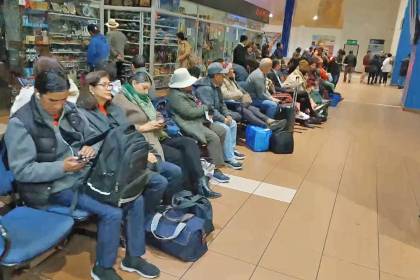 El retraso en los vuelos agudiza los problemas de los pasajeros que buscan trasladar alimentos y medicamentos
