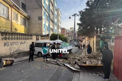 Minibús se estrella y deja seis heridos y un fallecido; una mujer quedó atrapada entre los fierros 