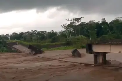 Cochabamba: Reportan colapso de puente antiguo en Entre Ríos y choferes alertan sobre una grieta en el puente nuevo 