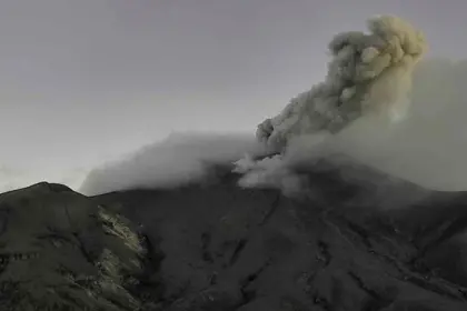 En plena emergencia por el terremoto en Colombia, el volcán Puracé emite ceniza y gases