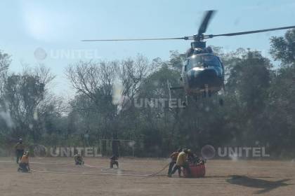 Helicóptero Bambi Bucket se suma al arduo trabajo para sofocar incendios en Roboré 