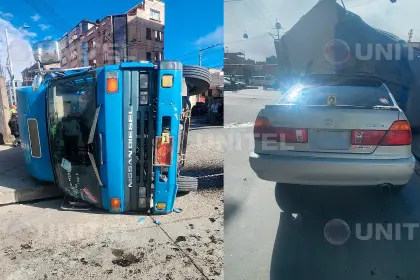 Camión vuelca y aplasta otro vehículo por intentar esquivar un bache; choferes señalan que la vía “es un peligro”
