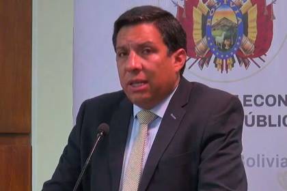 Posesionan a Carlos Gonzalo Jáuregui Cisneros como nuevo director de la Unidad de Investigaciones Financieras