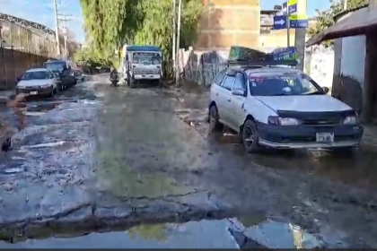 Baches enormes en avenida principal afectan al transporte urbano en Cochabamba