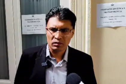 Piden su expulsión del Senado: Comisión de Ética admite denuncia contra Nilton Condori por respaldar los bloqueos