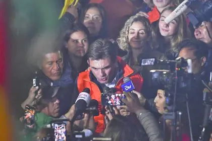 ¡Inédito! Roban el celular a Rodrigo Paz durante su discurso de victoria en El Prado paceño