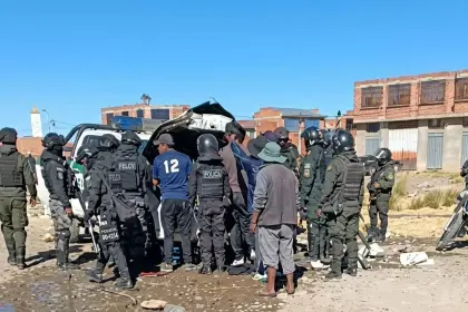 Patrulla quemada en un punto de bloqueo se dirigía a auxiliar a una mujer víctima de violencia, reporta la Policía 