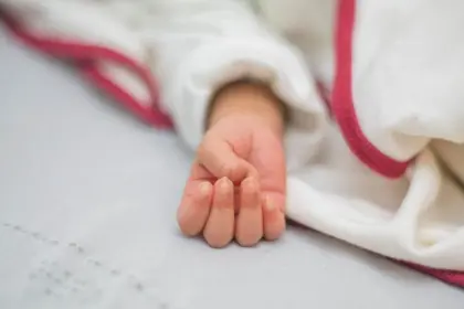 Un bebé de un mes murió tras sufrir un duro golpe en la cabeza; los padres fueron citados a declarar, reporta la Policía 