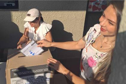 Mariana Prado, candidata a ‘vice’ de Andrónico, señala alta expectativa tras emitir su voto en Santa Cruz