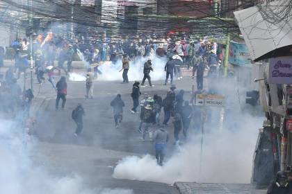 Tensión en el centro de La Paz: Policía repele a movilizados que intentan ingresar a la plaza Murillo 
