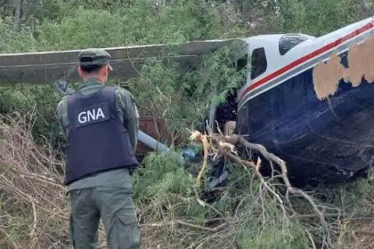 Avioneta con matrícula boliviana cae en Argentina con 130 kilos de droga