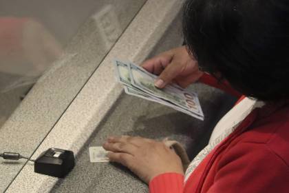 La devolución de dólares a pequeños ahorristas comenzará este martes para personas naturales y jurídicas