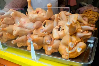 La Paz: Comerciantes señalan que el pollo subió de precio porque llega por rutas alternas debido a bloqueos