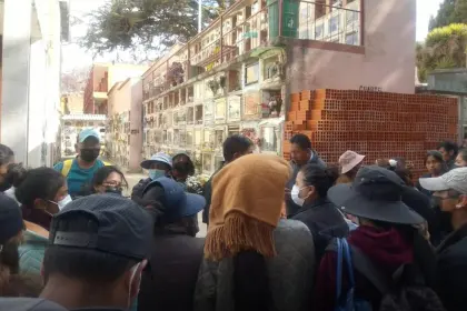 La Paz: Al menos 10 familias denuncian que sus difuntos fueron enterrados en nichos que no les correspondía durante la pandemia