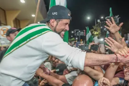 Hay expectativa en la plaza 24 de Septiembre por el arribo de Luis Fernando Camacho
