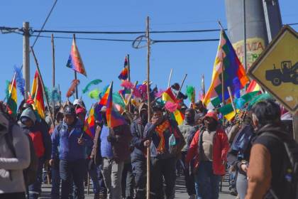 Marcha en La Paz: Hay personas con palos, banderas y con el rostro cubierto