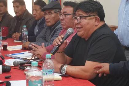 Choferes de La Paz definirán el lunes si acuden al diálogo con el Gobierno y advierten que sus demandas no fueron atendidas 