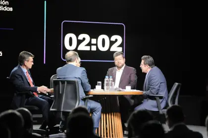 Foro Cainco: Manfred propone digitalización el Estado y abrogación de las leyes a las que se atribuyen las quemas