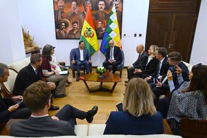Arce se compromete a “asegurar una transición democrática” tras reunirse con delegaciones de la OEA y UE