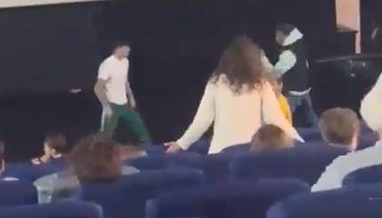 La iracunda reacción de un boxeador que golpeó a un hombre que insultaba a su pareja e hija en el cine 
