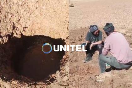 Choferes cavan la tierra en busca de agua en medio de los bloqueos en la ruta La Paz-Oruro