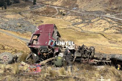 Cisterna con diésel se embarranca en la carretera a los Yungas y deja un fallecido