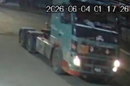 Tragedia en Oruro: Un camión impacta a una moto en la que viajaban dos policías y uno de ellos muere