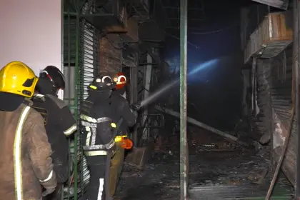 Solicitan ayuda con agua, combustible y alimentación para bomberos que combaten el incendio de la feria de Barrio Lindo