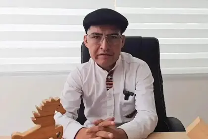 Damián Condori reaparece en su despacho en la Gobernación y la Asamblea de Chuquisaca aprueba su retorno