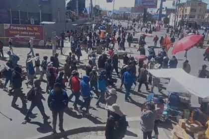 Vecinos de El Alto salen a desbloquear las calles y exigen que les dejen trabajar