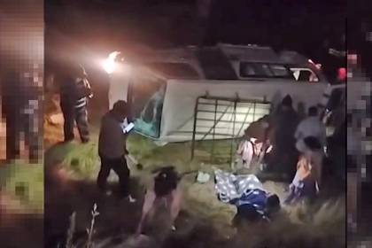 Pasajeros heridos tras el vuelco de un minibús en la ruta nueva Cochabamba - Santa Cruz