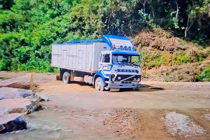 Transportista denuncia que sujetos armados se llevaron su camión con carga de mineral y luego abandonaron el vehículo