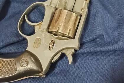 Escolar llega con un arma de fuego y amenaza a su compañero en una unidad educativa de la zona sur cruceña