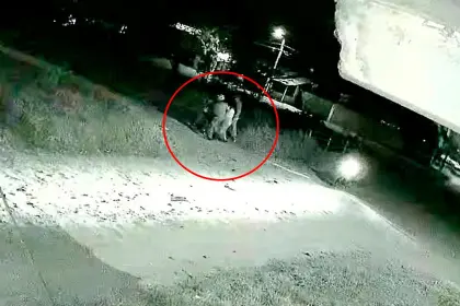 Video: Dos mujeres fueron víctimas de un asalto en motocicleta en Santa Cruz