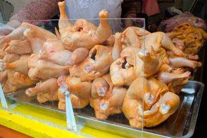 Poco pollo se ofrece en mercados de La Paz y comerciantes apuntan a la falta de diésel