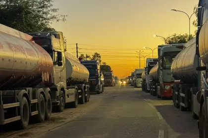 Santa Cruz: Cisternas esperan descargar combustible en la refinería de Palmasola
