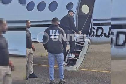 Video: Enmanillado de pies y manos, así subió Sebastián Marset a un avión de la DEA para ser llevado a EEUU