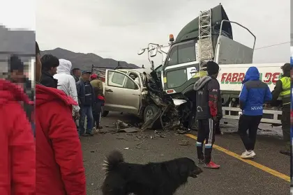 Al menos dos muertos por el choque frontal entre una vagoneta y un camión en una carretera de Potosí