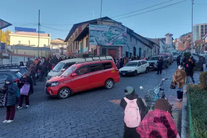 Mejora el suministro de combustibles en La Paz, pero persisten las filas en los surtidores