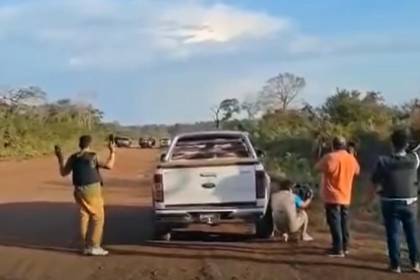 Tensión en San Matías: Policías apuntan con armas a periodistas por error