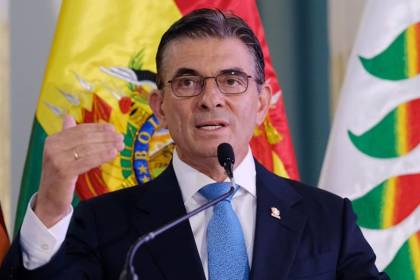 Gobierno aprueba DS 5654 y limita los descuentos por planilla a servidores públicos y jubilados