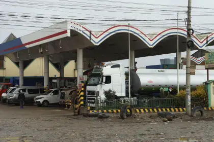 YPFB dice que los derrumbes están “perjudicando” el traslado de combustible al norte de La Paz 