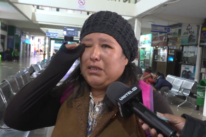 “Mi mamá está enferma”: entre lágrimas, una mujer señala que desde el jueves busca llegar a La Paz