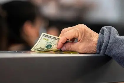 Retrocede el dólar: cotización cae de Bs 12,13 a Bs 12,08 para este martes, según el BCB