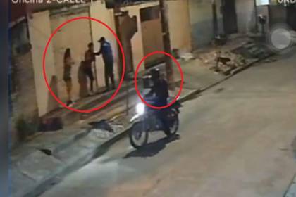 Una pareja es atracada por dos delincuentes en motocicleta; el joven intentó defenderse, pero fue golpeado
