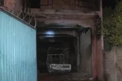 Una vivienda queda afectada luego que un vehículo ardiera en su interior