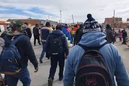 Marchistas de Potosí y Cochabamba llegan a La Paz con palos y dicen que buscan la renuncia del presidente