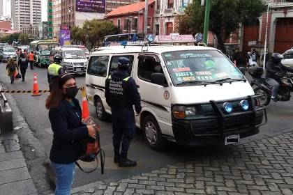 Alcaldía mantiene vigente la tarifa de Bs 2,40 en La Paz hasta concluir el análisis de la ley aprobada por el Concejo